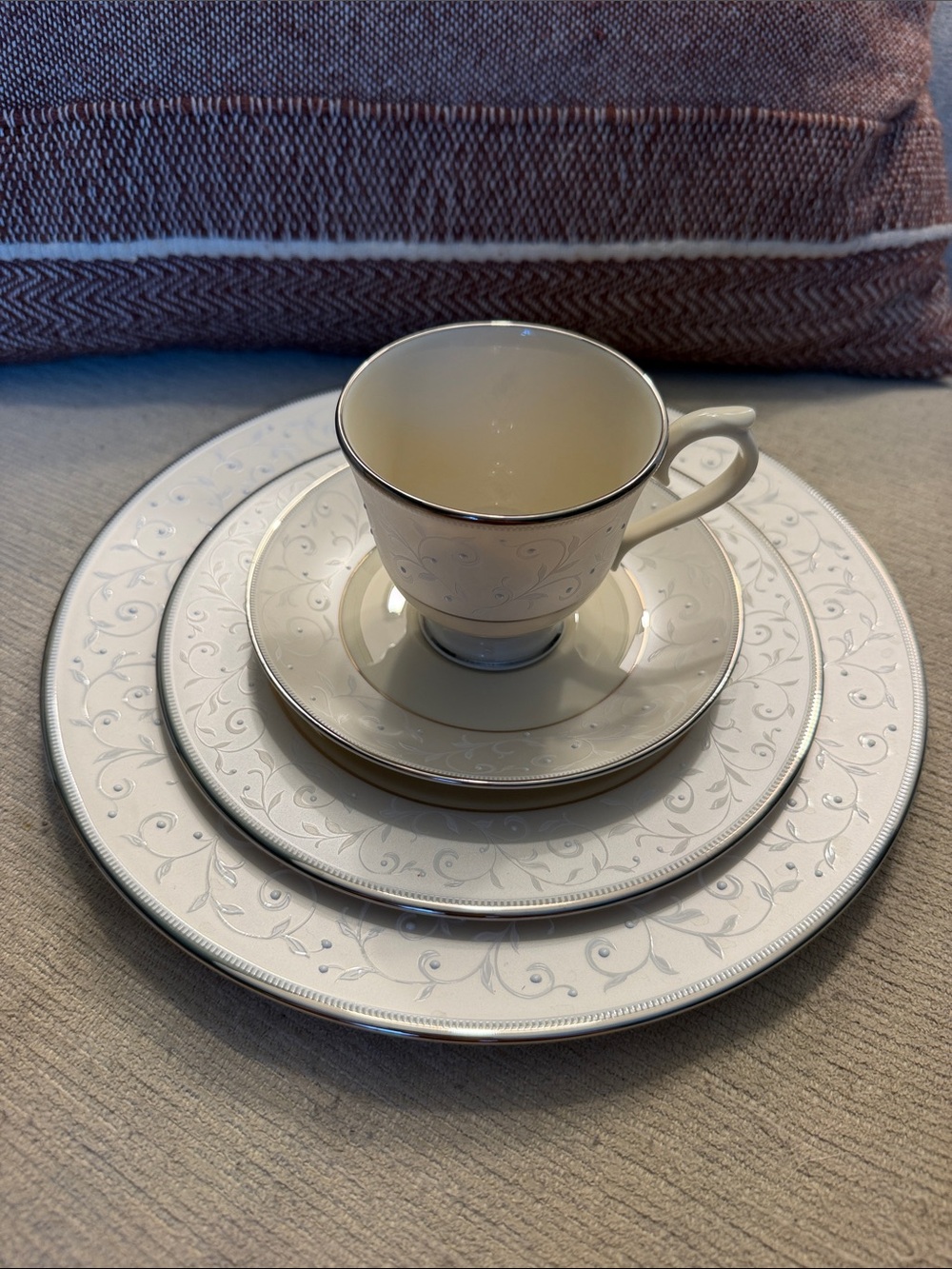 4 Piece Lenox Pearl Innocence with Platinum Rim Place Setting